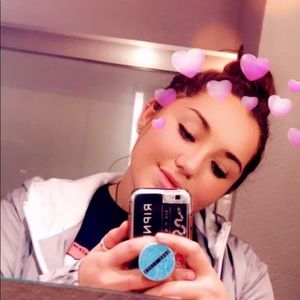 Meet your Posher, Alexis and Crystal